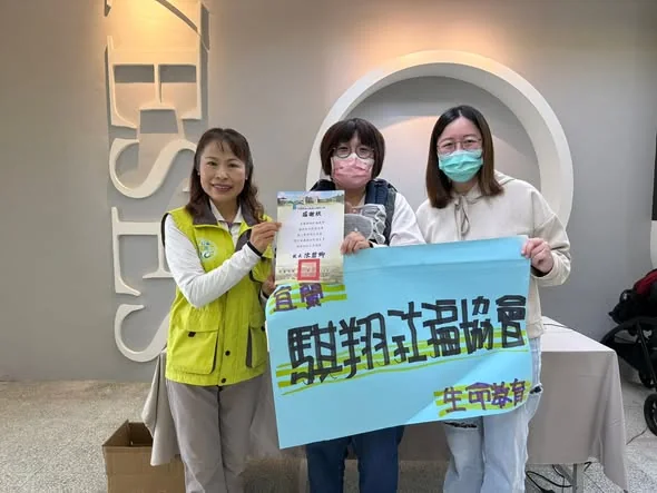 協會工作人員於員山國小活動現場展示宣導看板