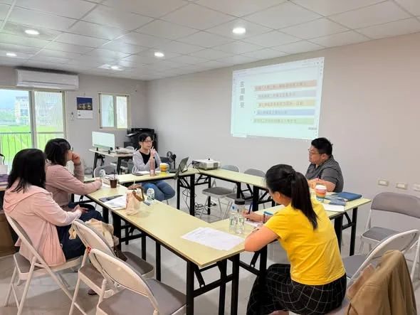 工作人員圍桌進行身心障礙者服務專業訓練